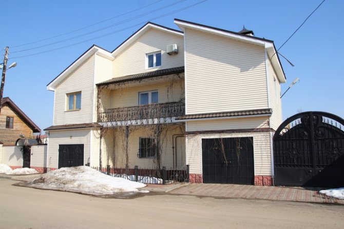 1 июля 2002-го певец был убит в собственном доме