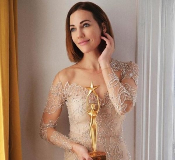 Актриса Мерьем Узерли