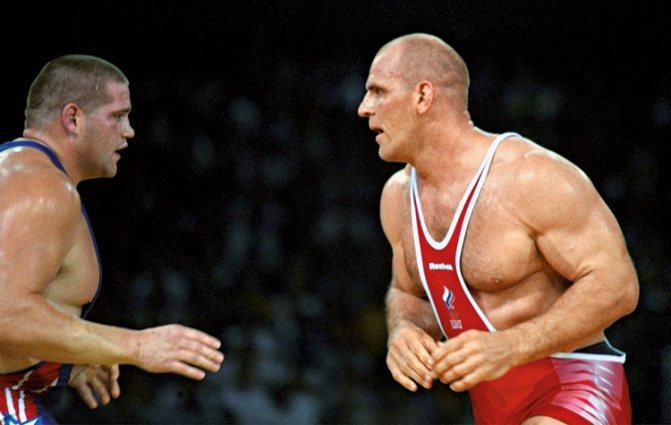 Александр Карелин уступает в финальной схватке на Олимпиаде-2000