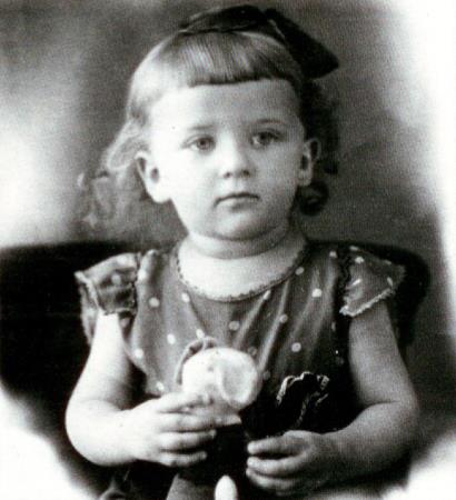 Алла Сурикова в детстве