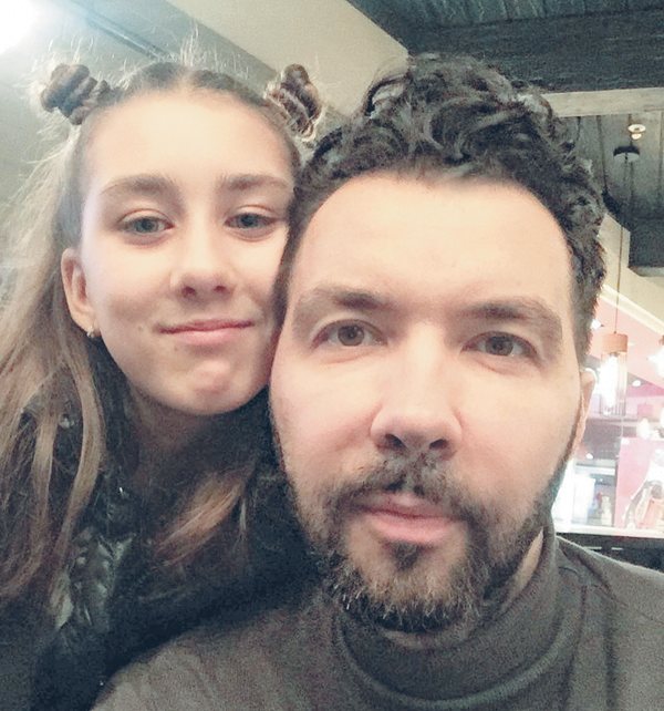 Денис с удовольствием встречается с дочерью Эвелин и остался в хороших отношениях с ее мамой, певицей Евой Польной