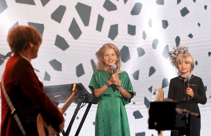 Дочки часто выходят с папой на сцену