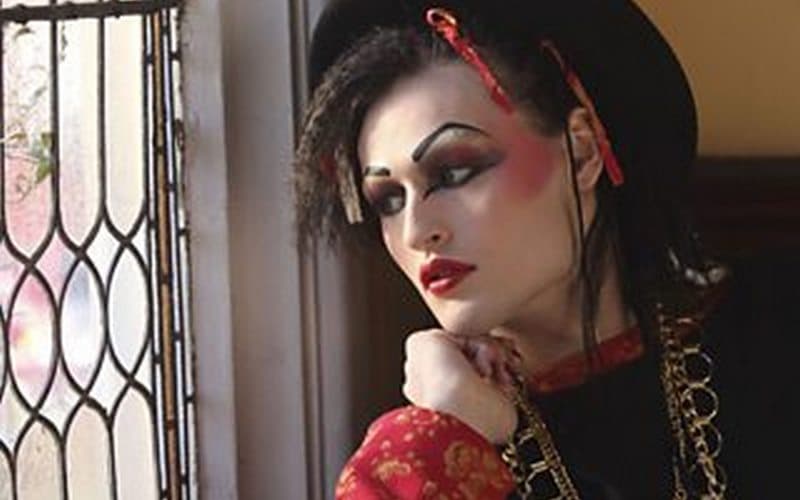 Дуглас Бут в роли Боя Джорджа (кадр из фильма «Переживая за Боя»)