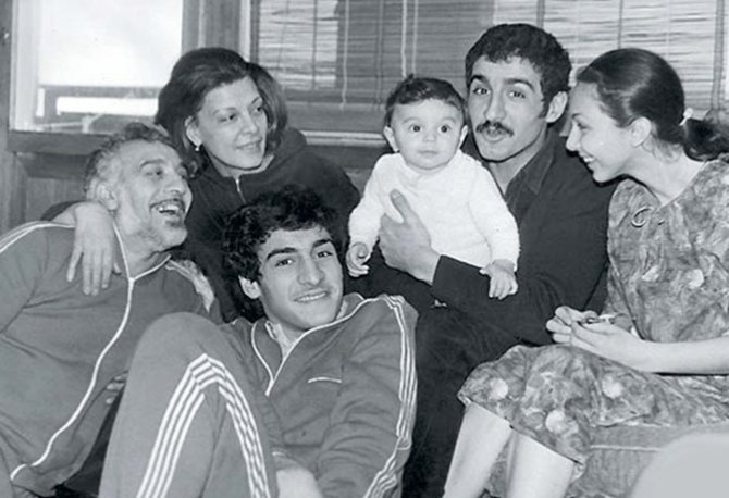 Эдмонд Кеосаян с женой, детьми и внуками