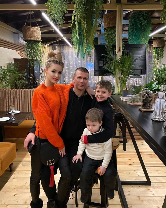 Екатерина Осипова с мужем и сыновьями