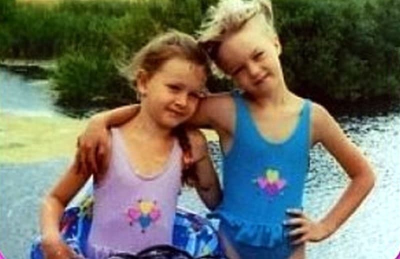 Екатерина Осипова в детстве с сестрой