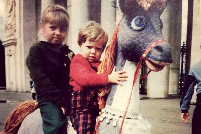 Елена Глазкова в детстве с сестрой