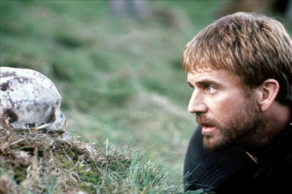 Франко Дзеффирелли, знаменитый итальянский режиссер, в 1990 году пригласил Мела Гибсона сыграть главную роль в фильме «Гамлет» (1990). Для актера со сложившимся амплуа сильного, решительного героя это был вызов. Критики считают, что образ Гамлета у актера вышел противоречивым и передать многоплановость персонажа Гибсону не удалось. Режиссер фильма аргументирован выбор главного исполнителя тем, что хотел через современного и популярного актера привлечь внимание зрителя к классике.