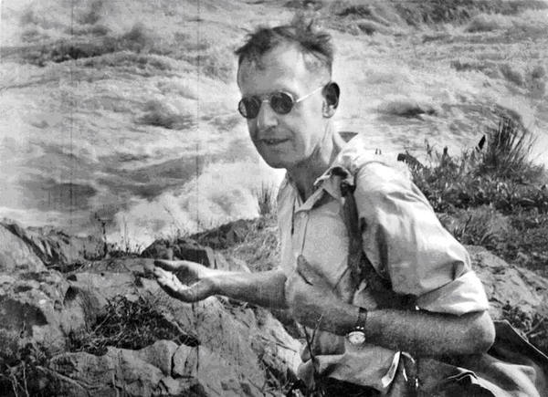 Фрэнк Хокинг изучал в Оксфордском университете медицину, специализировался на тропических болезнях.