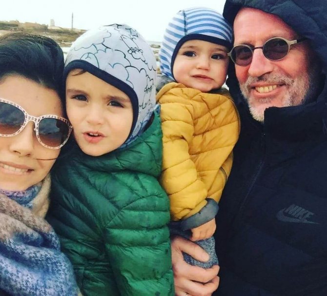 гордон с женой и детьми