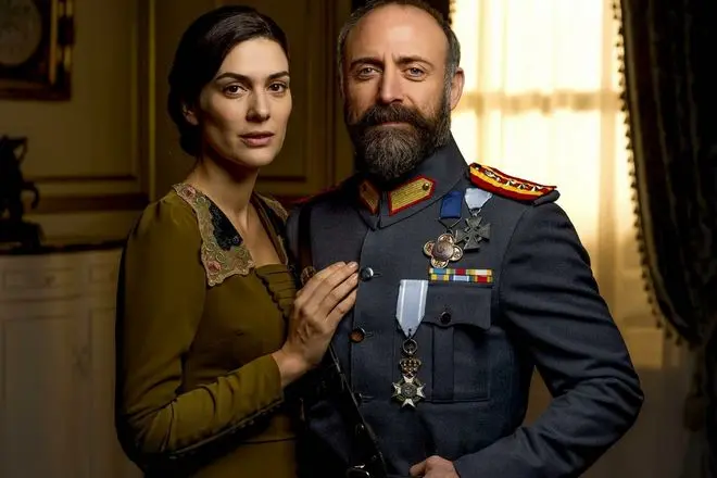 Халит Эргенч и Бергюзар Корель (кадр из сериала «Моя родина — это ты»)