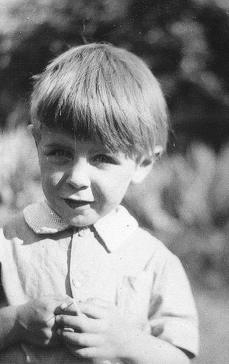 Хокинги, удивленные неготовностью сына к социализации, увели Стивена и еще 1,5 года держали на домашнем воспитании.