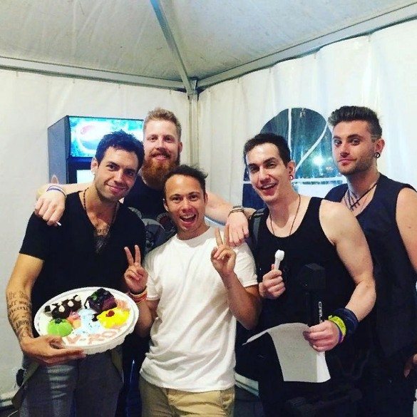 Игорь Лагутенко в центре