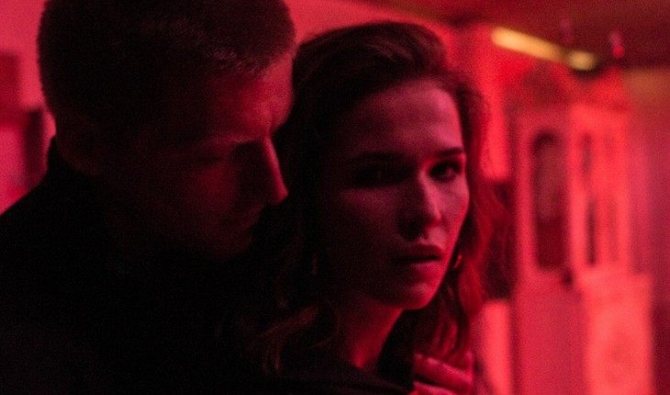 Кадр из сериала «Змееносец»