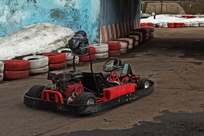 Карт штурмана проекта «Слепые гонки». Справа от пилота — зеркало, за головой — колонка