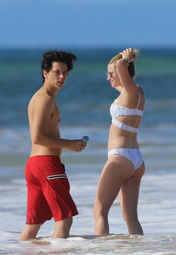 Коул Спроус и Лили Рейнхарт на Гавайях