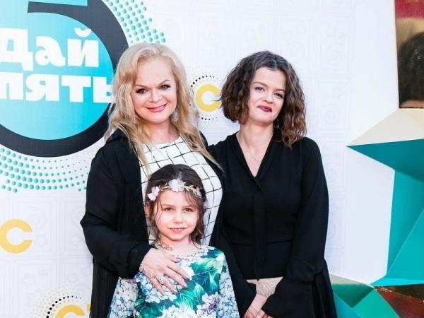 Лариса Долина с дочерью и внучкой