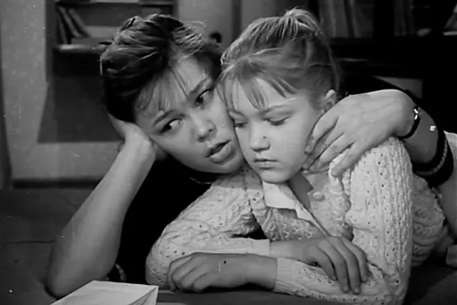 Люсьена Овчинникова в фильме «Звонят, откройте дверь»