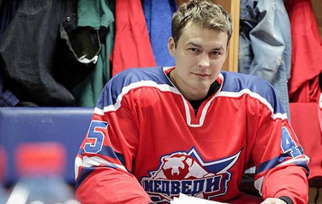 Михаил Гаврилов на съемках сериала «Молодежка»