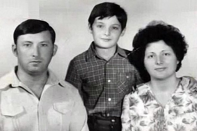 Мистер Кредо с родителями