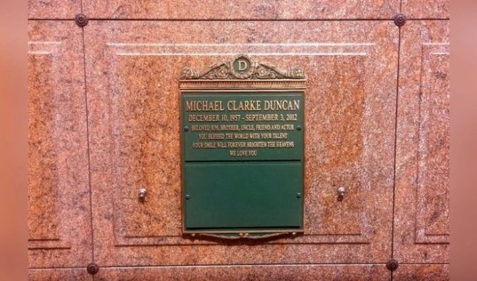 Могила Майкла Кларка Дункана