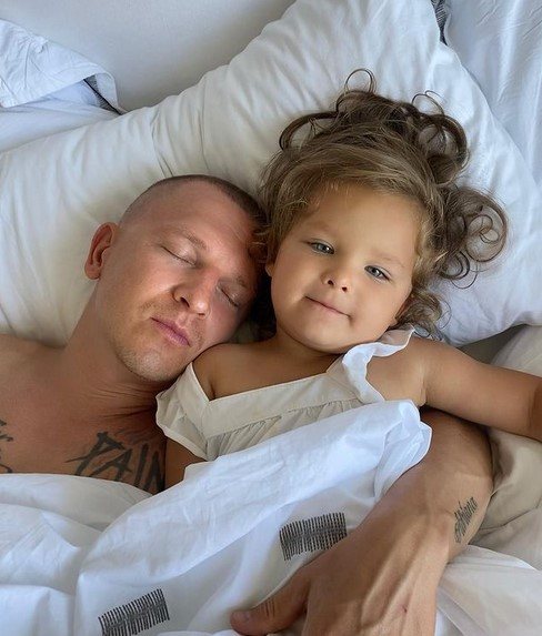 Муж Ханны Пашу с их общей дочкой (2021 год)