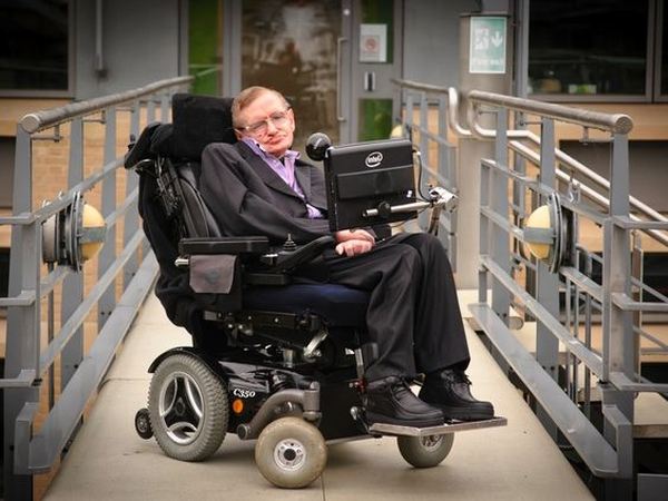 Мысли Хокинга озвучивались механическим голосом, но ученый признавался, что он ему нравится, хоть и имеет американский акцент.