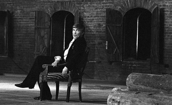 На фото: артист в спектакле «На дне»