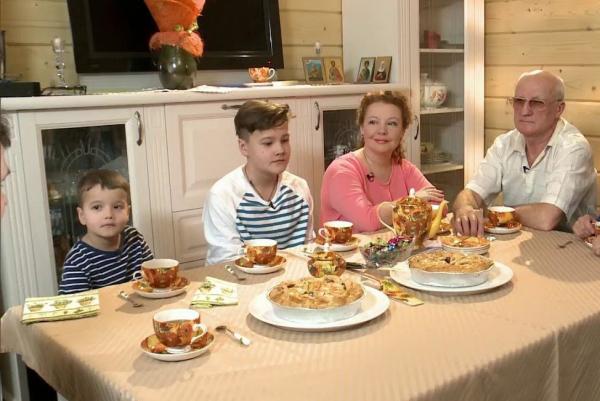 На фото: семья актера