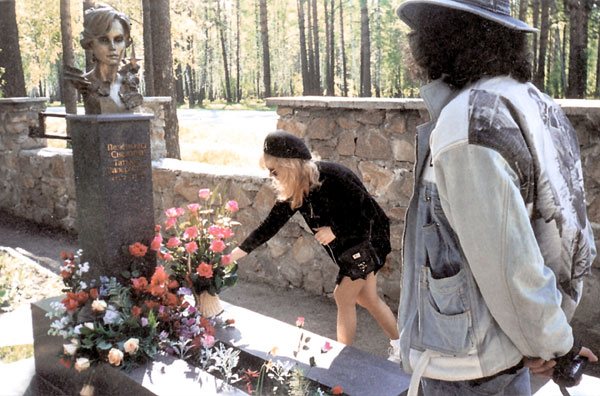 На могилу поэтессы на уч. 1 не раз приходили Пугачева и Киркоров