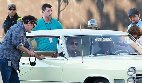 На съемках криминальной драмы «Однажды в Голливуде»