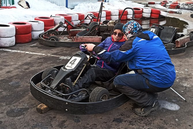 Наталья с помощью Бориса Вишнякова осваивает карт