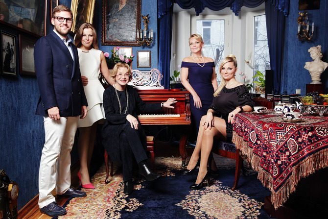 Петр Максаков со своими родственниками на фото