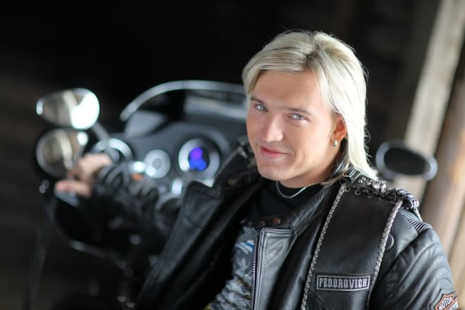 Певец Петр Елфимов