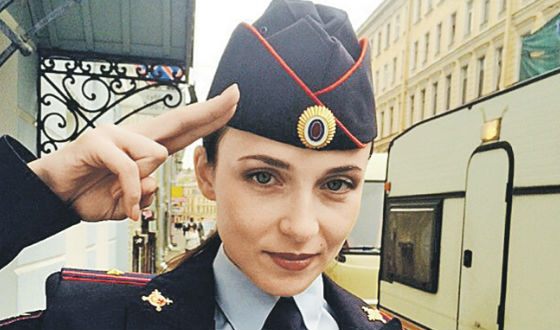 Полицейская форма актрисе к лицу