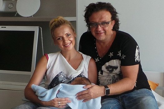 Самый многодетный певец России Рома Жуков бросил жену и детей