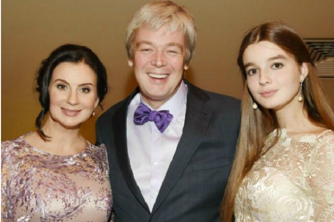 Семья Стриженовых: Александр Стриженов, Екатерина Стриженова и Александра Стриженова.