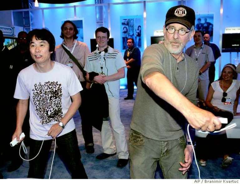 Стивен любит проводить свободное время за компьютером,