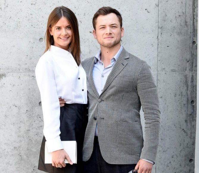 терон эджертон и Эмили Томас