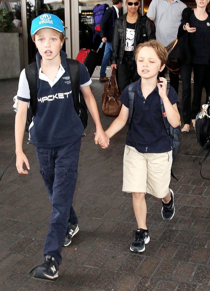 Угадайте, где на этом фото сестричка Шайло, а где - ее младший брат Нокс? Подсказка - Шайло в голубой кепке. Фото: EAST NEWS