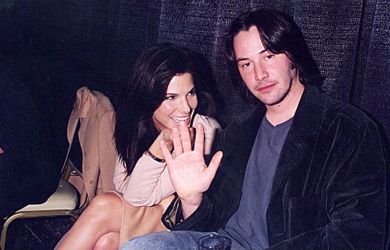 Во время съемок у Киану и Сандры Буллок завязался мимолетный роман