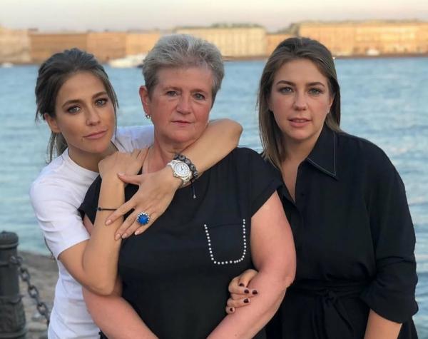 Юлия Барановская с мамой и сестрой