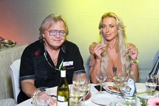 Юрий Антонов в копании прекрасной девушки