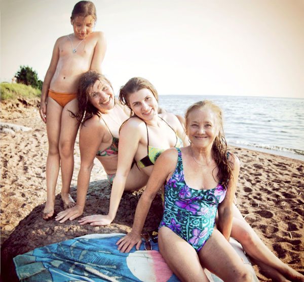 Жанна Прохоренко (на переднем плане) с внучками Марьяшей и Ксюшей и дочерью Екатериной